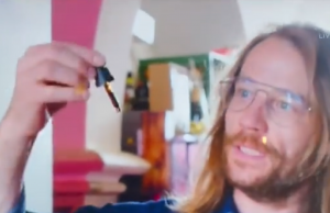 Knettergek: Dit zit er in de ‘Shambala-Druppels’ die Giel Beelen verkoopt! Giel Beelen