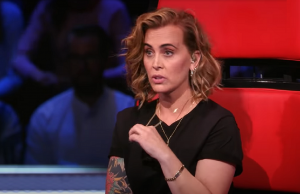 Fans van Anouk schrikken door foto: “Wat is er met je gezicht gebeurd?” Anouk