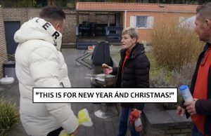 Zien: Massa is Kassa-Multimiljonair geeft personeel één oliebol als Kerstpakket! Massa is Kassa