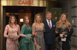 Scherpe kijker merkt iets op aan kerstkaart Koninklijk Huis: “Kijk Maxima!” Maxima