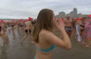 Unoxmeisje verliest haar zwemkleding tijdens de nieuwjaarsduik! Nieuwjaarsduik