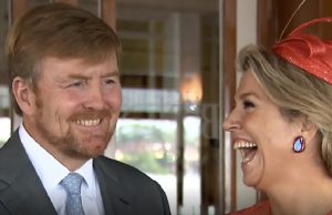 Foto: Pikant detail ontdekt in foto van Willem Alexander: “Maxima boft!” Willem Alexander