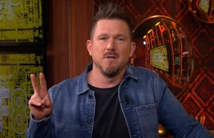 Zien: Johnny de Mol opnieuw onder vuur: “Is hij uit op voorrang?” Johnny de Mol