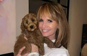 Sneu: Leontine Borsato met zieke pup naar spoedkliniek: “Dit is niet goed!” Leontine Borsato