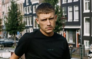 Zien: Lil Kleine krijgt stoel op zijn hoofd gesmeten vanaf balkon! Lil Kleine