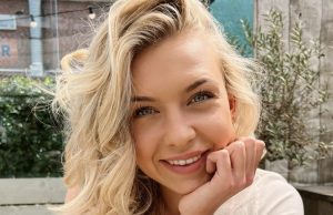 Foto: Schaatster Joy Beune overrompelt fans met bloedheet strandkiekje! Joy Beune