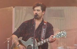 Zien: Waylon maakt kennis met liters en liters bier tijdens optreden! Waylon