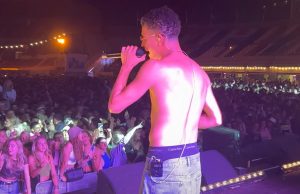 Video: Bilal Wahib flipt op podium omdat één jongen ‘Boeee’ roept! Bilal Wahib