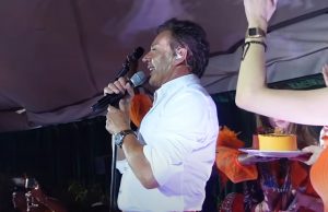 Zien: Na Tino Martin ook Gerard Joling compleet bezopen op het podium! Gerard Joling