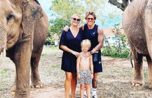 Zoontje André en Monique steekt middelvinger op naar Yvonne Coldeweijer Yvonne Coldeweijer