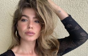 Zien: Abbey Hoes uit de kleren om speeltjes (ja, die ja) te testen! Abbey Hoes