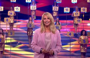 Zien: Linda de Mol ontvangt brief van ‘boze koffermeisjes’ Miljoenenjacht! Linda de Mol