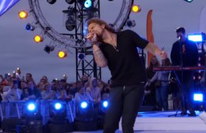 Schokkende beelden opgedoken van André Hazes onder invloed op het podium! André Hazes