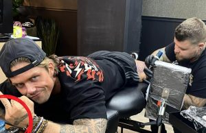 Scherpe volger betrapt André Hazes op foto: ‘Nog steeds verslaafd!’