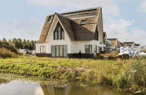 Huisverkoper laat bloedmooie dame poseren op álle Funda-foto’s! Funda