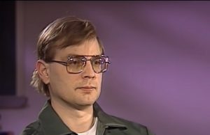 Deze video van de échte Jeffrey Dahmer geeft je nóg meer rillingen dan de serie! Jeffrey Dahmer