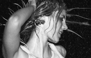 Foto: Maan laat ‘brave meisjes-imago’ achterwege en treed op in leren pakje! Maan