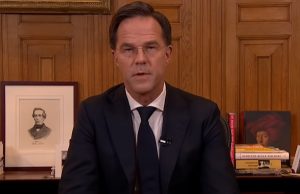 Zien: Uitgedoste Mark Rutte op ‘dandy huisfeestje’ gespot! Mark Rutte