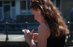 Bedrijf zoekt mensen die voor 51,40 euro per uur TikTok-filmpjes willen kijken! TikTok