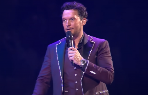 Beelden: Dronken Tino Martin roept ‘Shoebydoebydoe’ en ramt microfoon tegen eigen gezicht! Tino Martin