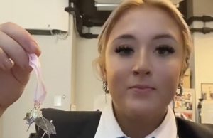 Medewerker laat Kerstpakket van De Bijenkorf zien: ‘Zó teleurgesteld!’ De Bijenkorf