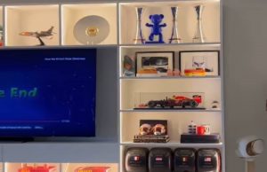 Fans ontdkeken pikant object in woonkamer van Max Verstappen! Max Verstappen