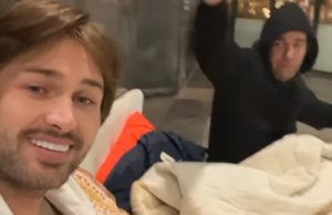 Dave Roelvink doneert matras aan dakloze mannen en gaat er lekker bij liggen! Dave Roelvink