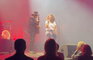 Zien: Glennis Grace snoeihard gevloerd tijdens ‘comeback’! Glennis Grace