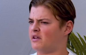 Jochie luistert niet naar leraar economie want: ‘Hij verdient maar 3.000 euro!’ Leraar economie