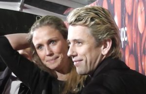 Sophie Hilbrand krijgt schokkende foto van vriend te zien: ‘Wie is dat tussen je benen?’ Sophie Hilbrand