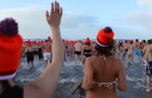 Nieuwjaarsduik begint goed: Unoxmeisje verliest haar zwemkleding! Unoxmeisje