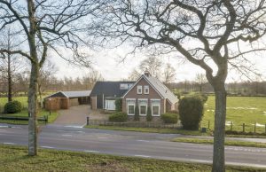 Ultiem en spotgoedkoop mannenhuis op Funda heeft eigen tankstation én kroeg! Funda