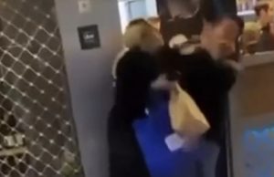 Video: Nederlandse TikTok-ster opgepakt vanwege ‘mishandeling’ in snackbar! TikTok