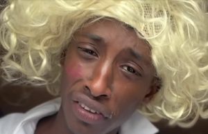 Dennis Schouten comlpeet belachelijk gemaakt in parodie! Dennis Schouten