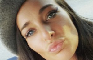 Nicol Kremers laat eindelijk zien wat ze op haar achterwerk heeft getatoeëerd! Nicol Kremers