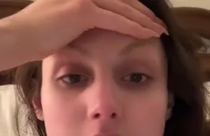 Meisje knijpt puist uit, maar daar kwam iets anders uitzetten! Puist