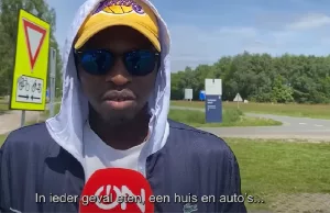 Ophef om video van asielzoeker die verwachtingen uitspreekt: ‘Eten, huis, geld en auto’s’ Asielzoeker