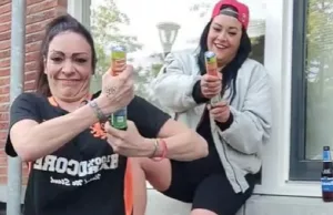 Beelden: Ester geeft een feestje omdat ze deze week 10 jaar een uitkering ontvangt! Ester