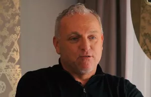 Beelden: Gordon terug naar Dubai voor nieuw jong vriendje: ‘Trouwplannen!’ Gordon