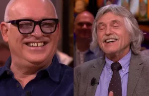 Foto: Johan Derksen en René van der Gijp poseren in badpak om Eloise te steunen! Johan Derksen