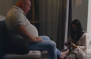 Peter Gillis laat zien hoe hij zijn veters tegenwoordig strik, zónder Nicolleke! Peter Gillis