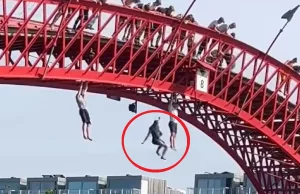 Sprong van 10 meter hoge brug in Amsterdam loopt niet goed af voor één waaghals! Amsterdam