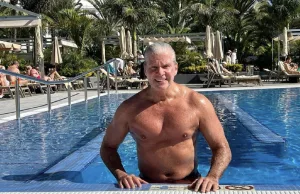 Dries Roelvink vergist zich: ‘Op vakantie geen 600 euro per dag, maar…’ Dries Roelvink