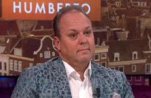 Foto: Frans Bauer verschijnt plots shirtloos mét sixpack op podium: ’32 kilo kwijt!’ Frans Bauer