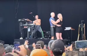 Milo uit Goldband trekt vrouwelijke fan het podium op en doet dit met haar! Goldband