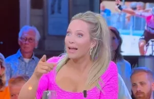 Kijkers van Oranjezomer raken niet uitgepraat over shirtje van Hélène Hendriks Hélène Hendriks