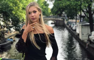 Poserende Jutta Leerdam geeft varende vriendengroep een prettig inkijkje! Jutta Leerdam