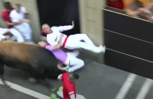 Video: Nederlandse Randy door balzak gespiest bij stierenrennen in Pamplona! Stierenrennen