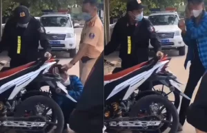 Politie op Bali vindt effectieve manier om gasten met lawaaiige motoren een lesje te leren! Lawaaiige motoren