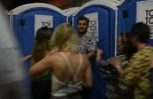 Zien: Lotte (20) met 2 jongens in dixi aan het ‘borduren’, er is alleen één probleem! Lotte